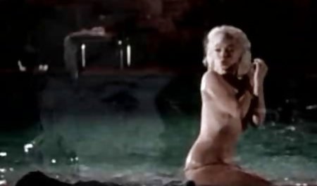 Sexy brunette mendapat bercinta di kolam renang jilbab nakal 3gp