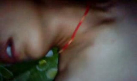 Jerman milf merayu anak yang aneh di jilbab main di kamar mandi kolam renang liburan